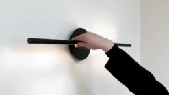 Aplique de pared LED UMAGE Omni, color latón, ancho 54 cm, 2 luces.