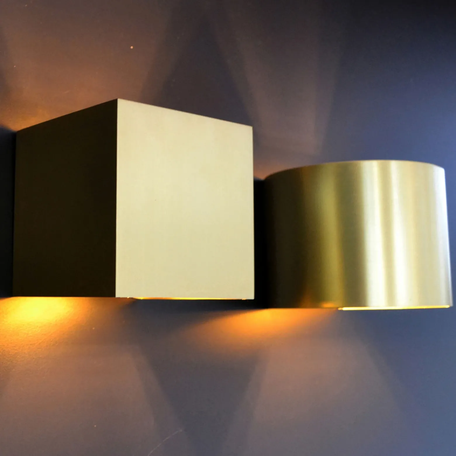 Aplique de pared LED Xio, redondo, dorado mate
