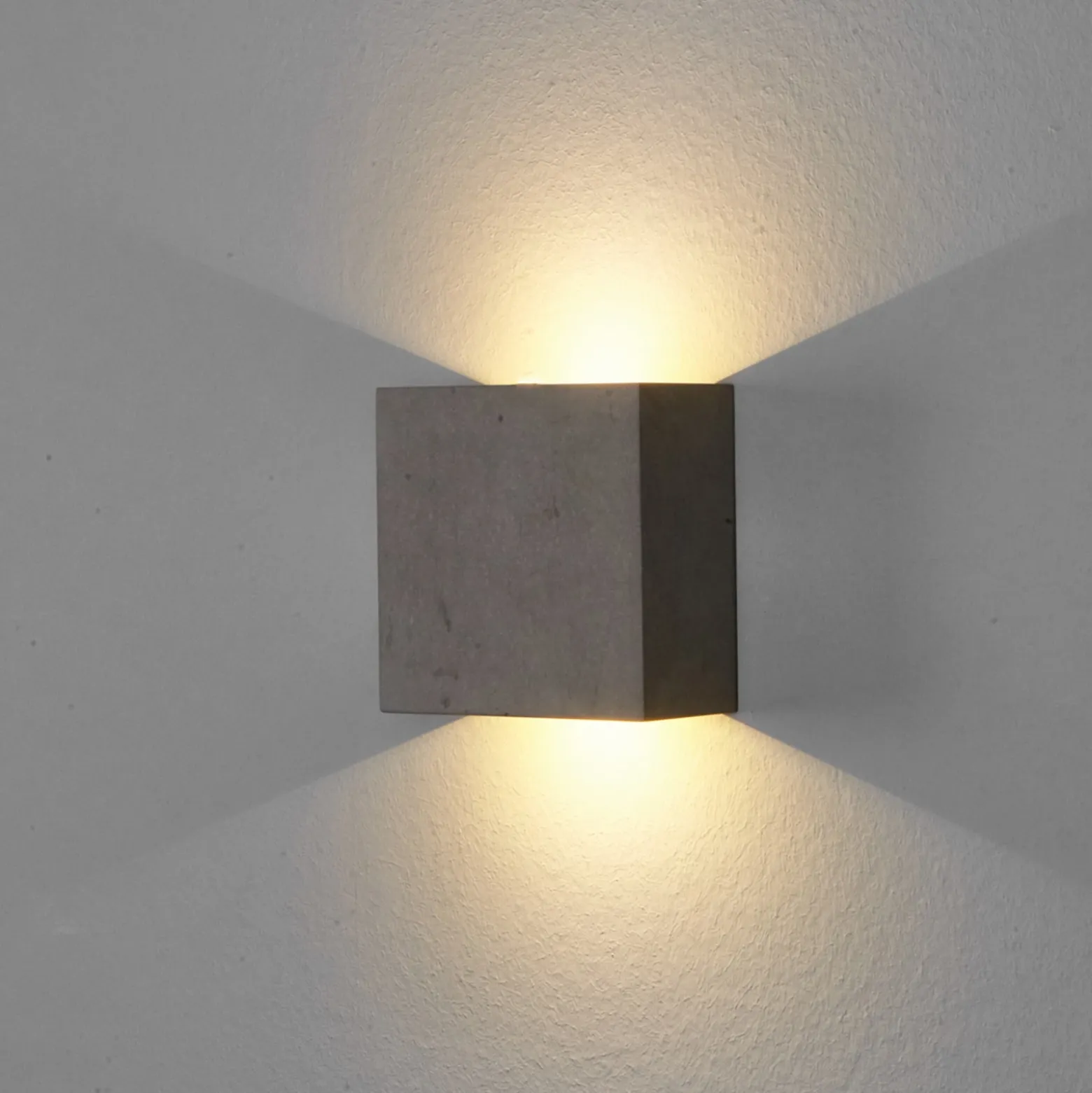 Aplique de pared LED Yva de Lindby, gris, hormigón, 13 x 13 cm, arriba/abajo