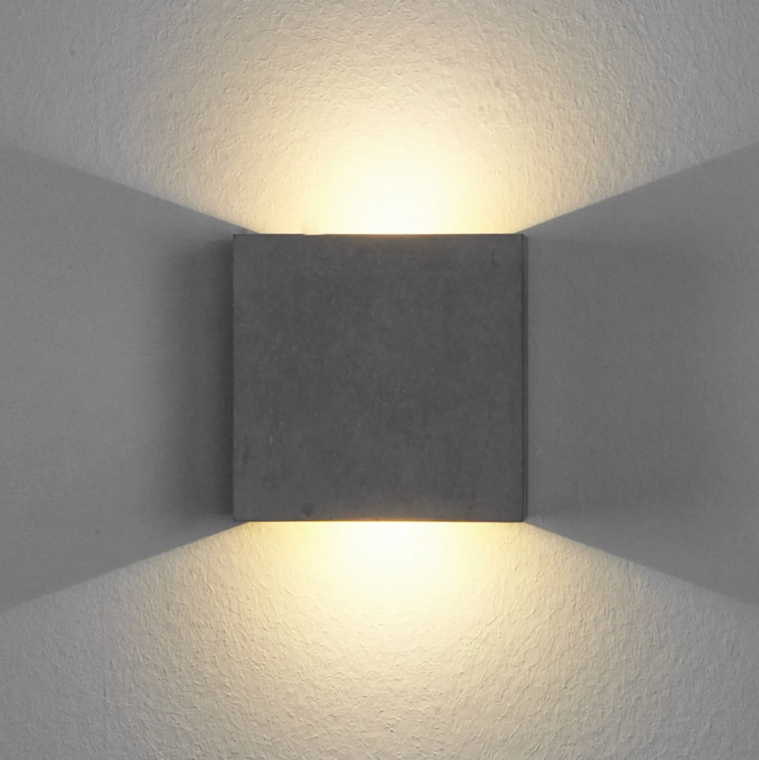 Aplique de pared LED Yva de Lindby, gris, hormigón, 13 x 13 cm, arriba/abajo