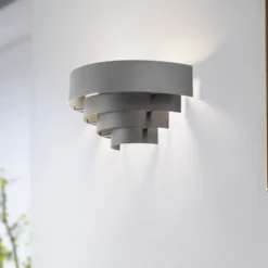 Aplique de pared Levin con pantalla de acero, gris