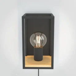 Aplique de pared Libertad, ancho 14 cm, negro/madera, acero