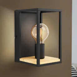 Aplique de pared Libertad, ancho 14 cm, negro/madera, acero
