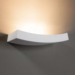 Aplique de pared ligeramente curvado Leander, pintable