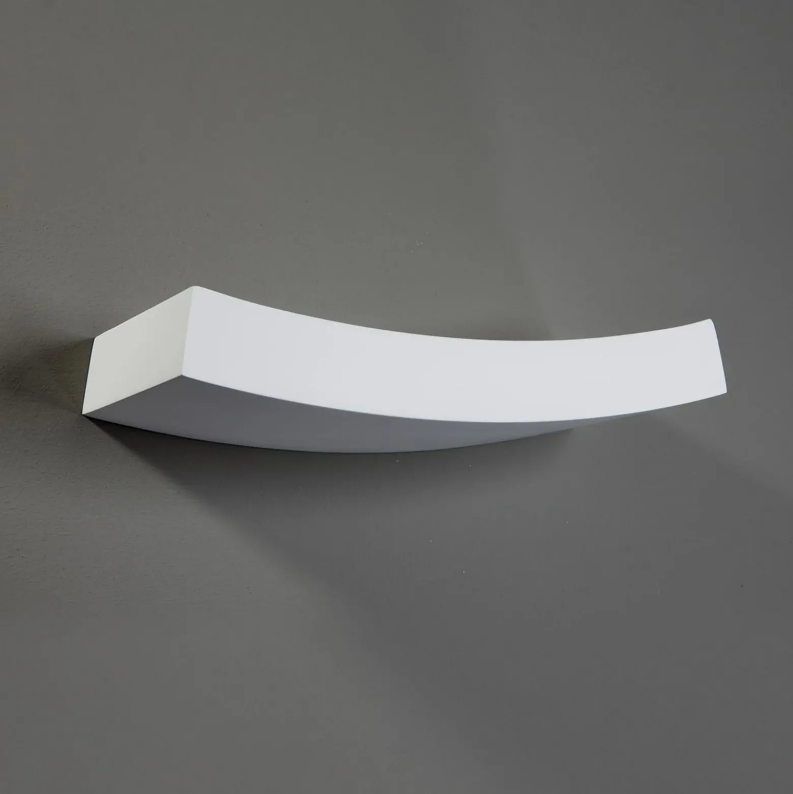 Aplique de pared ligeramente curvado Leander, pintable