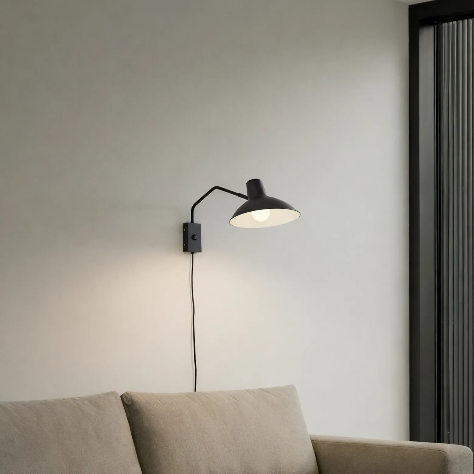 Aplique de pared Lindby Adrik, negro, metal, con enchufe
