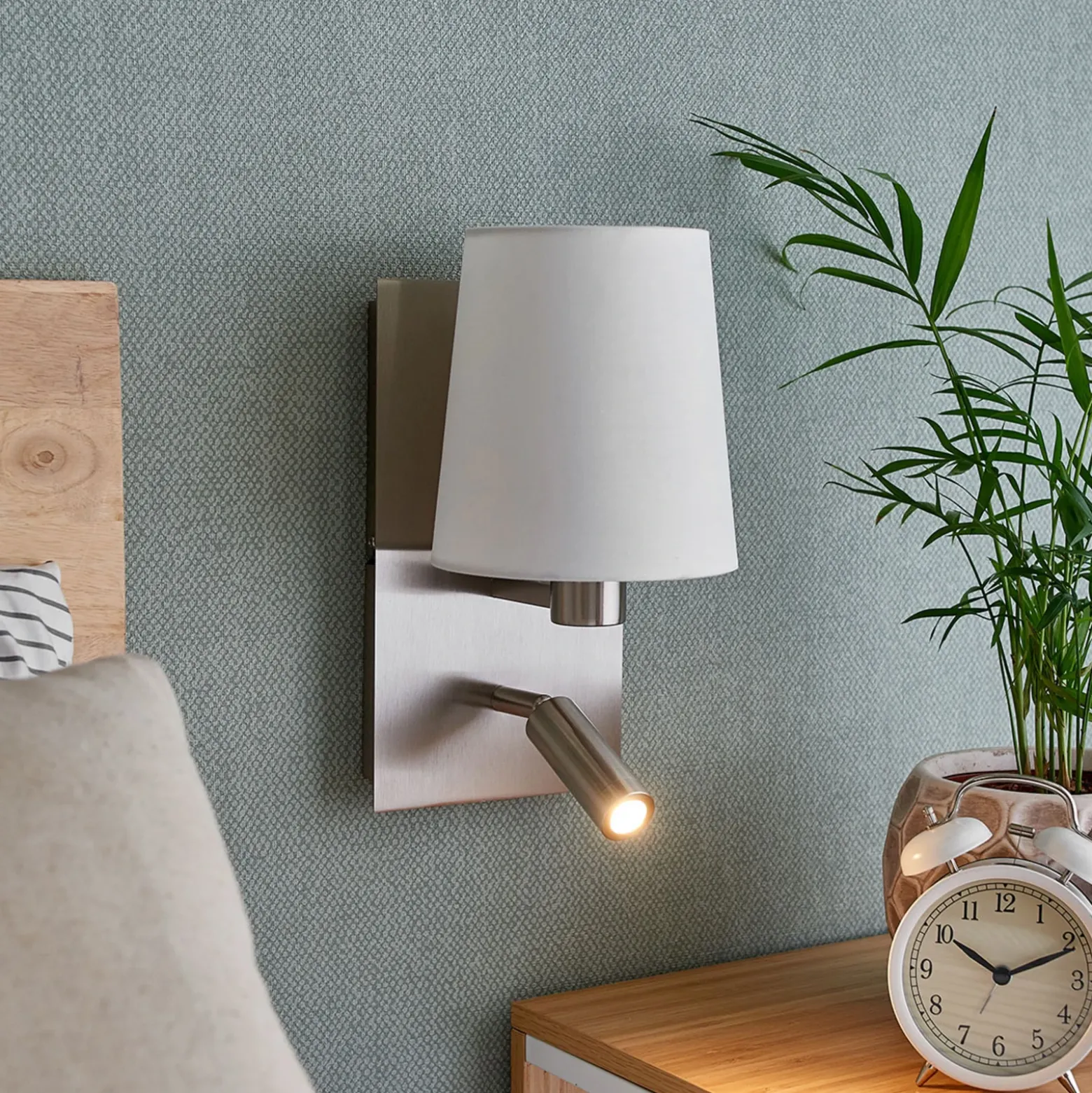 Aplique de pared Lindby Aiden, blanco, níquel, brazo de lectura LED