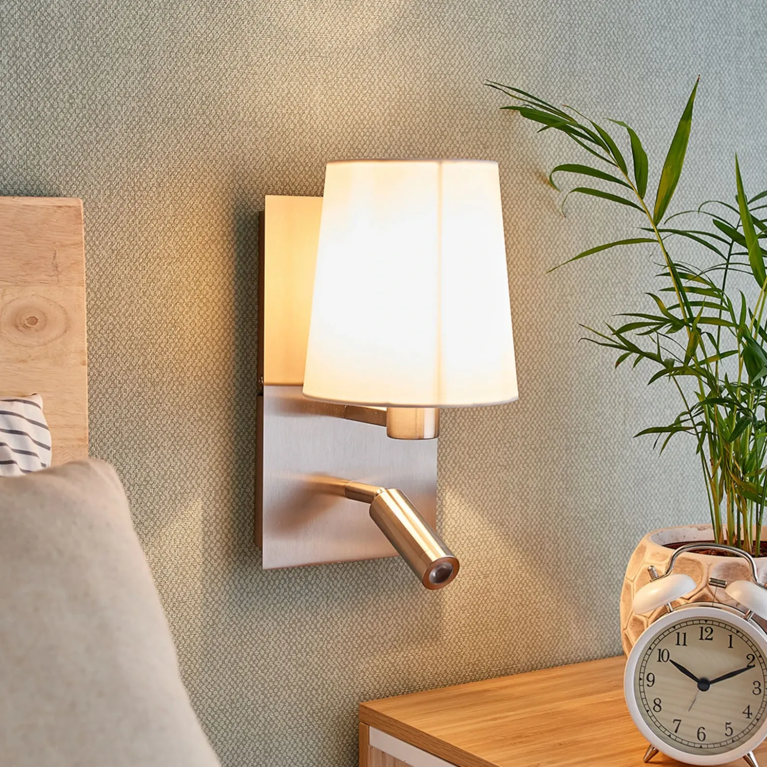Aplique de pared Lindby Aiden, blanco, níquel, brazo de lectura LED