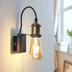 Aplique de pared Lindby Aurella, altura 16 cm, latón envejecido, metal