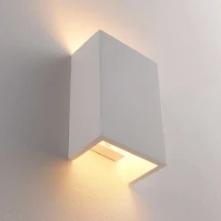 Aplique de pared Lindby Colja, angular, altura 16 cm, escayola, blanco