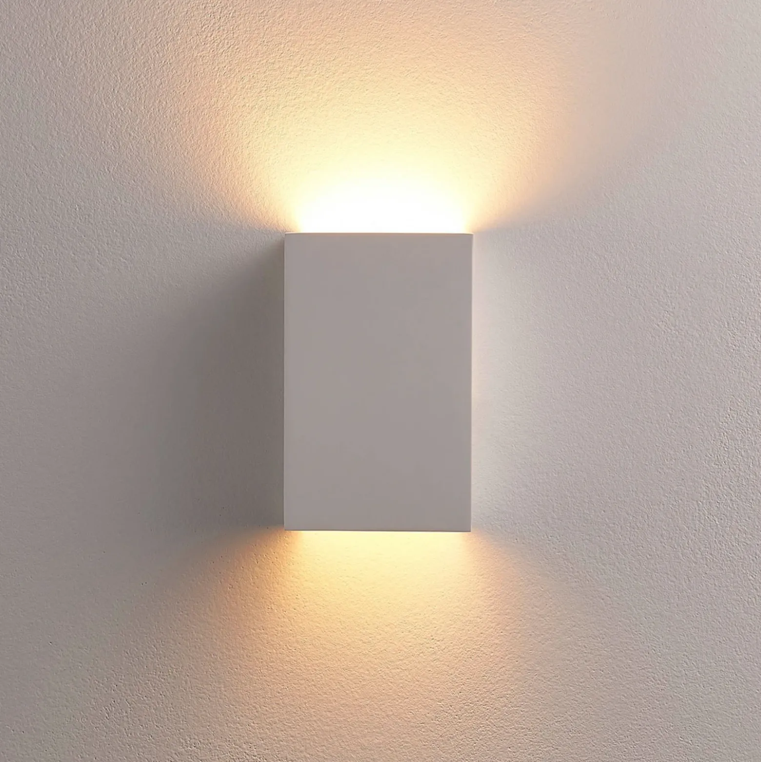 Aplique de pared Lindby Colja, angular, altura 16 cm, escayola, blanco