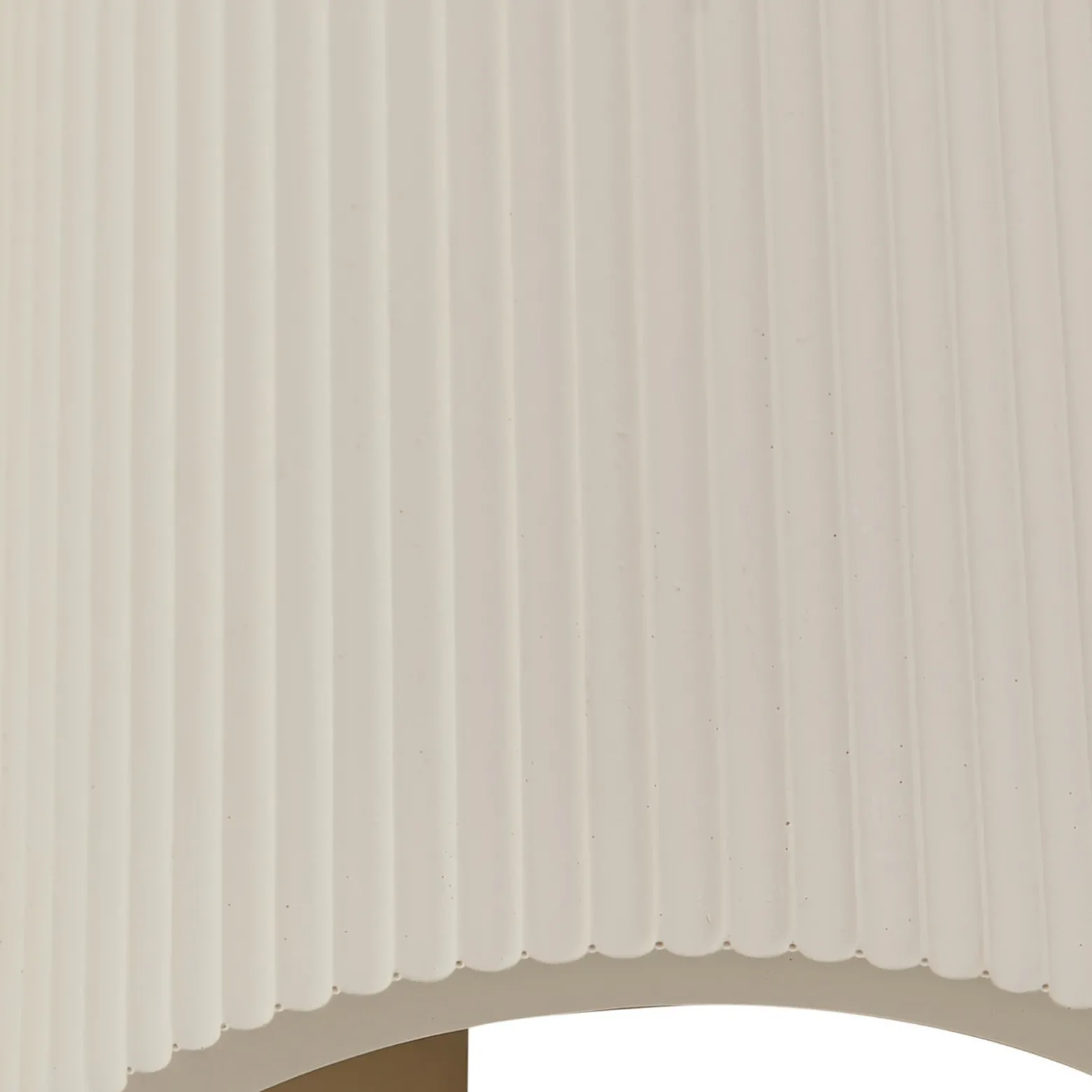 Aplique de pared Lindby Colja, redondo, altura 30,5 cm, yeso, beige