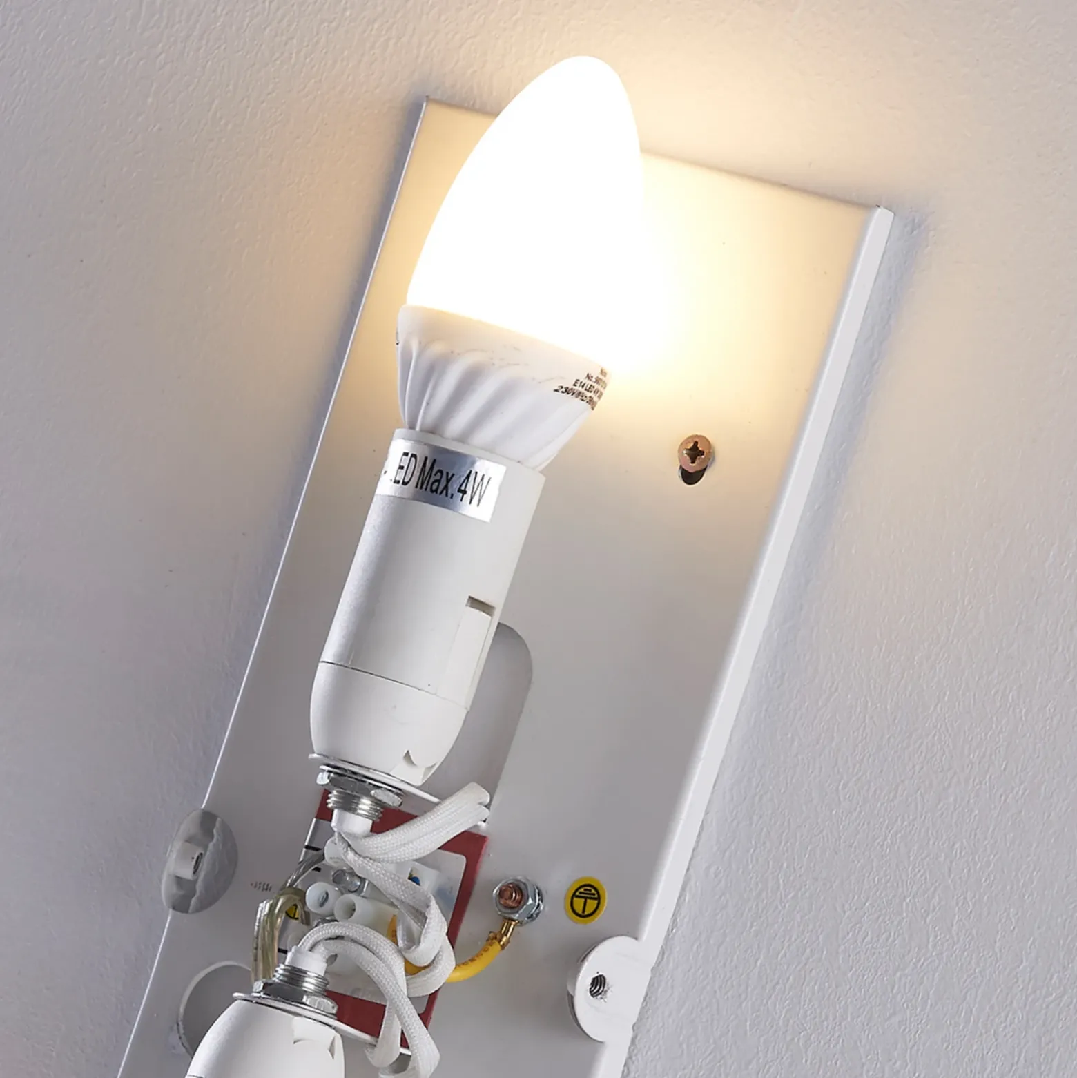 Aplique de pared Lindby Ebba, altura 39 cm, alabastro blanco, cristal