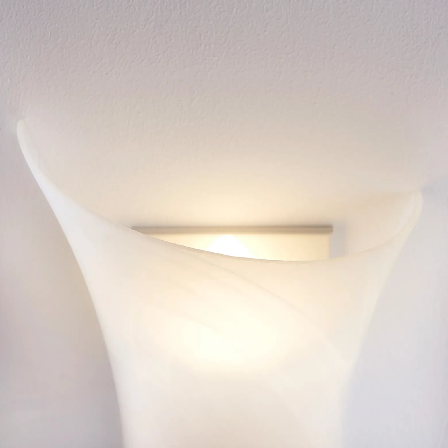 Aplique de pared Lindby Ebba, altura 39 cm, alabastro blanco, cristal