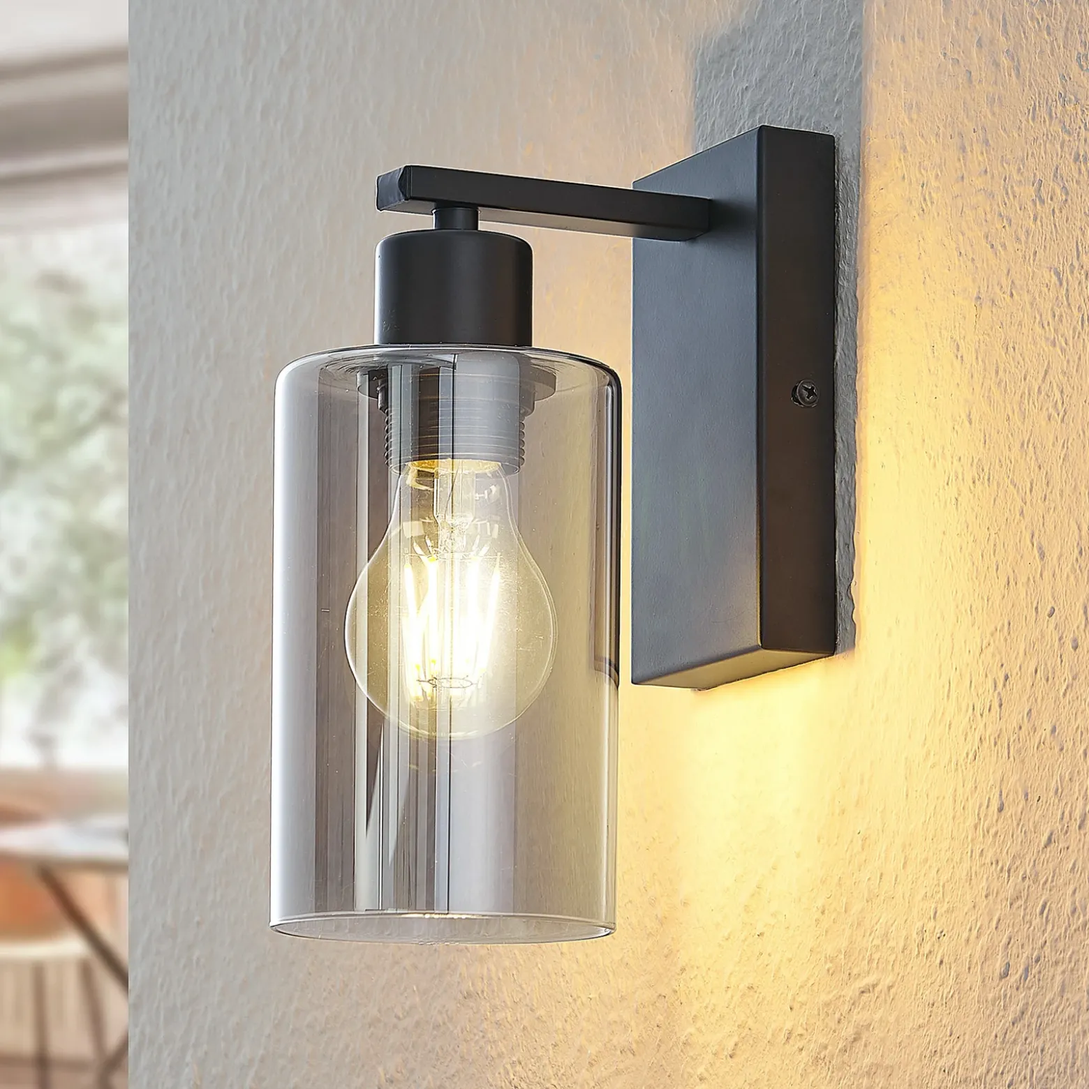 Aplique de pared Lindby Emavi, negro/gris humo, cristal, E27