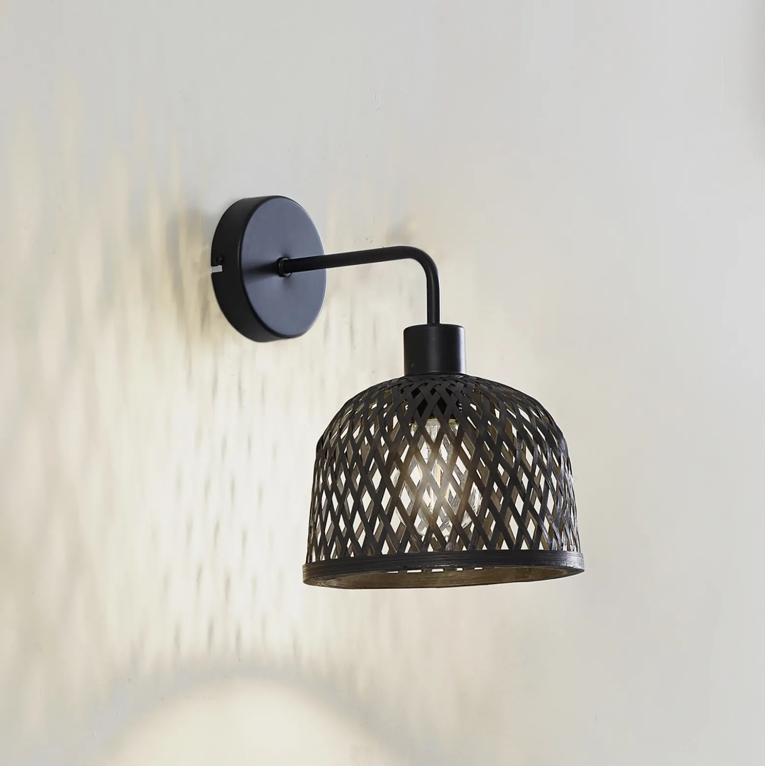 Aplique de pared Lindby Eskil, Ø 18,5 cm, negro, bambú