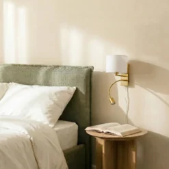 Aplique de pared Lindby Florens, latón, lámpara de lectura LED, 23,5 cm