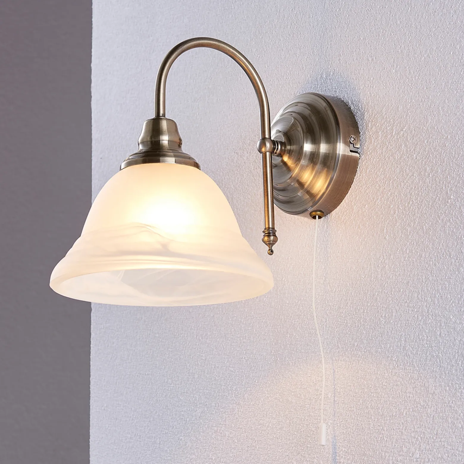 Aplique de pared Lindby Hanna, 18 m, latón envejecido, metal, cristal