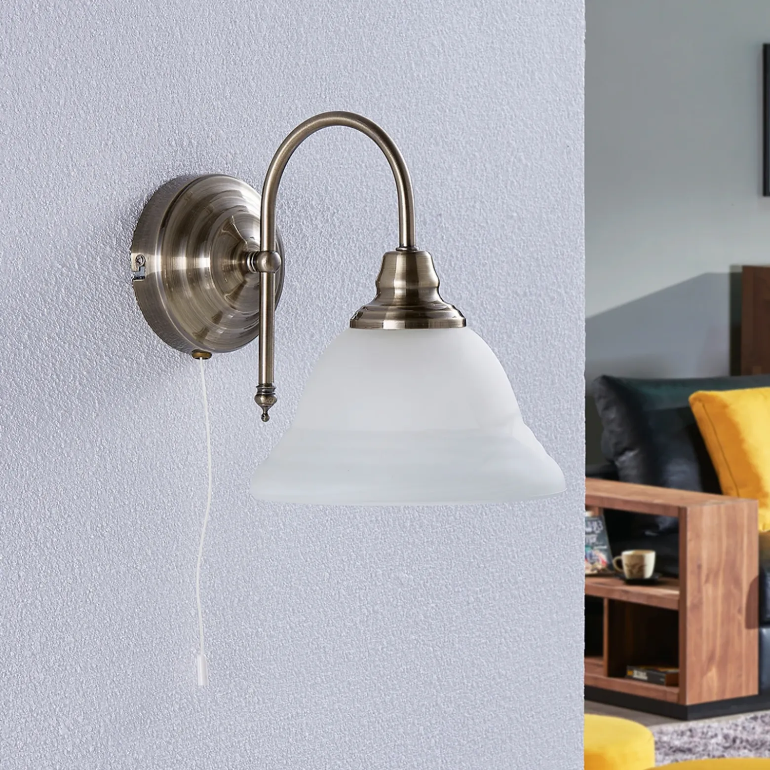 Aplique de pared Lindby Hanna, 18 m, latón envejecido, metal, cristal