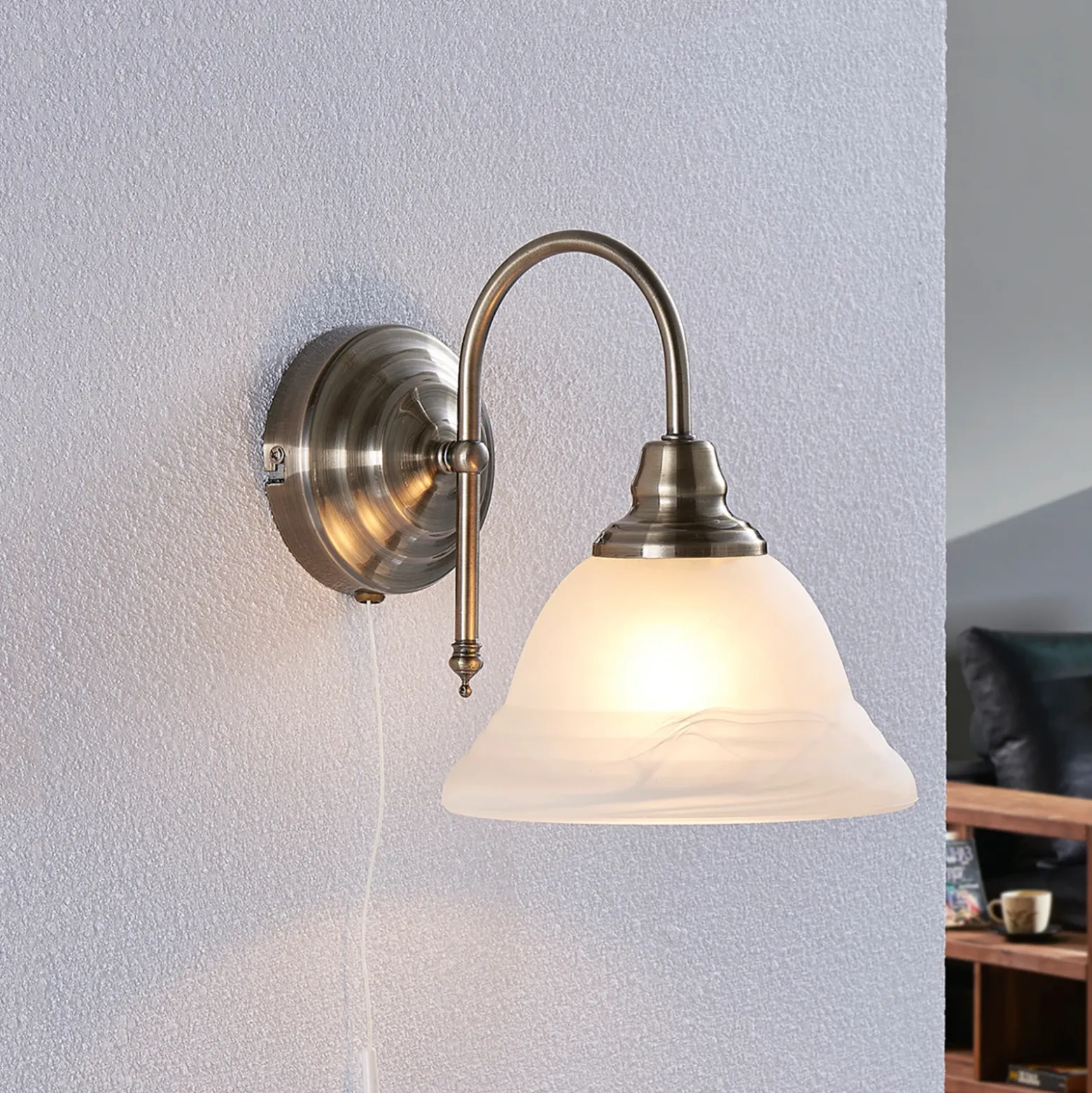 Aplique de pared Lindby Hanna, 18 m, latón envejecido, metal, cristal
