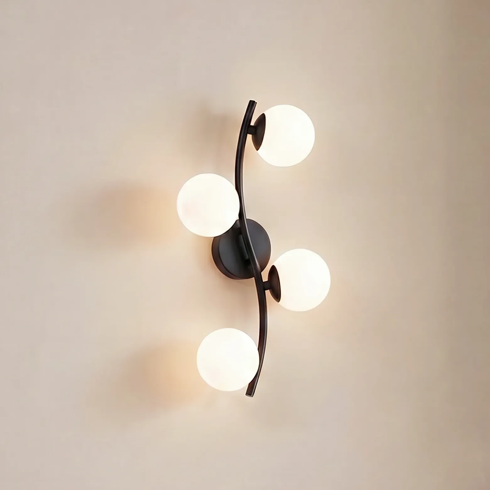 Aplique de pared Lindby Josiana, ópalo/negro, 48 cm, esférico, cristal