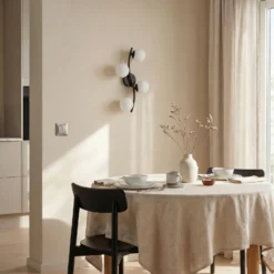 Aplique de pared Lindby Josiana, ópalo/negro, 48 cm, esférico, cristal