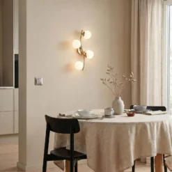 Aplique de pared Lindby Josiana, ópalo/latón, 48 cm, esférico, cristal