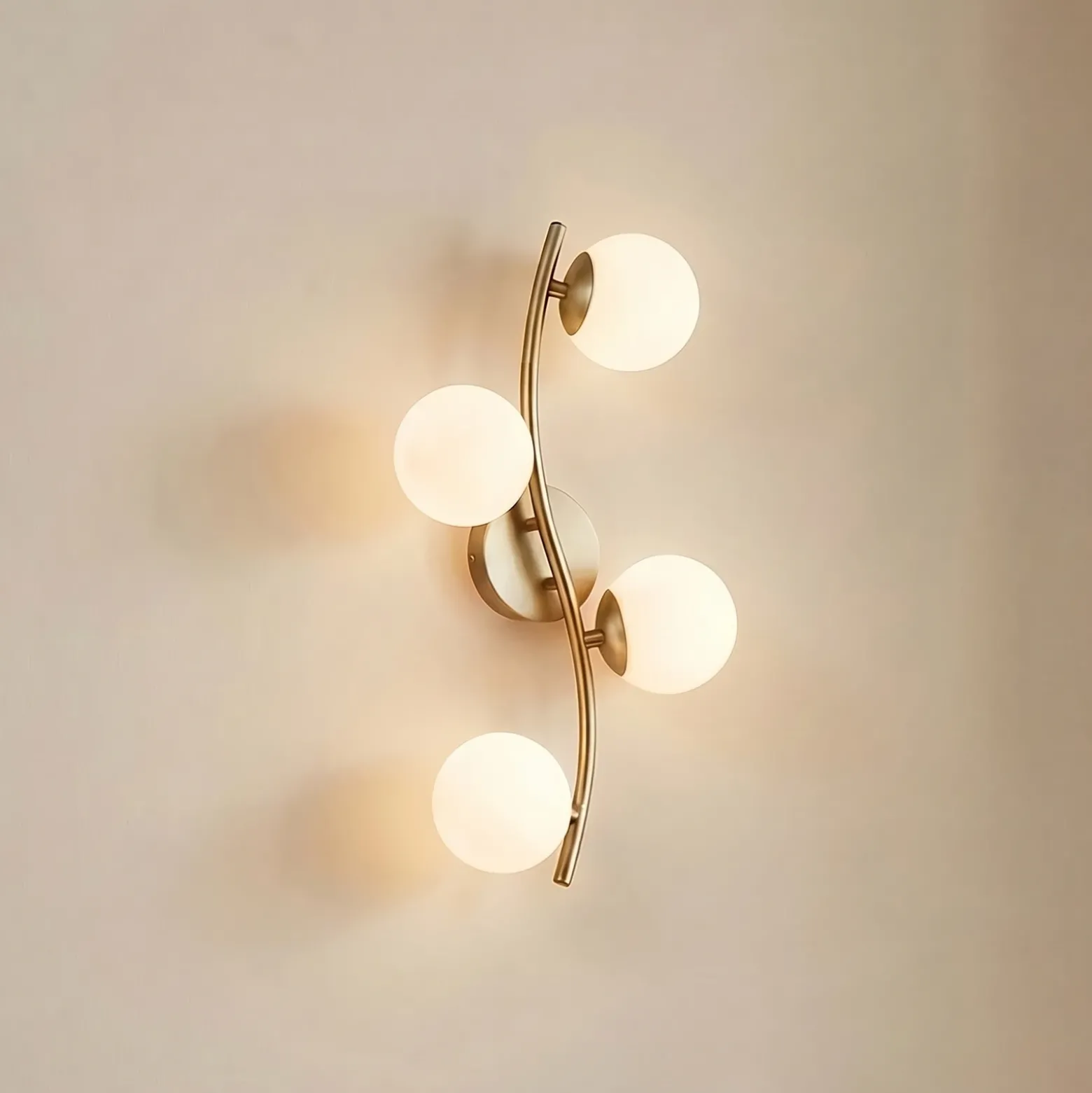 Aplique de pared Lindby Josiana, ópalo/latón, 48 cm, esférico, cristal