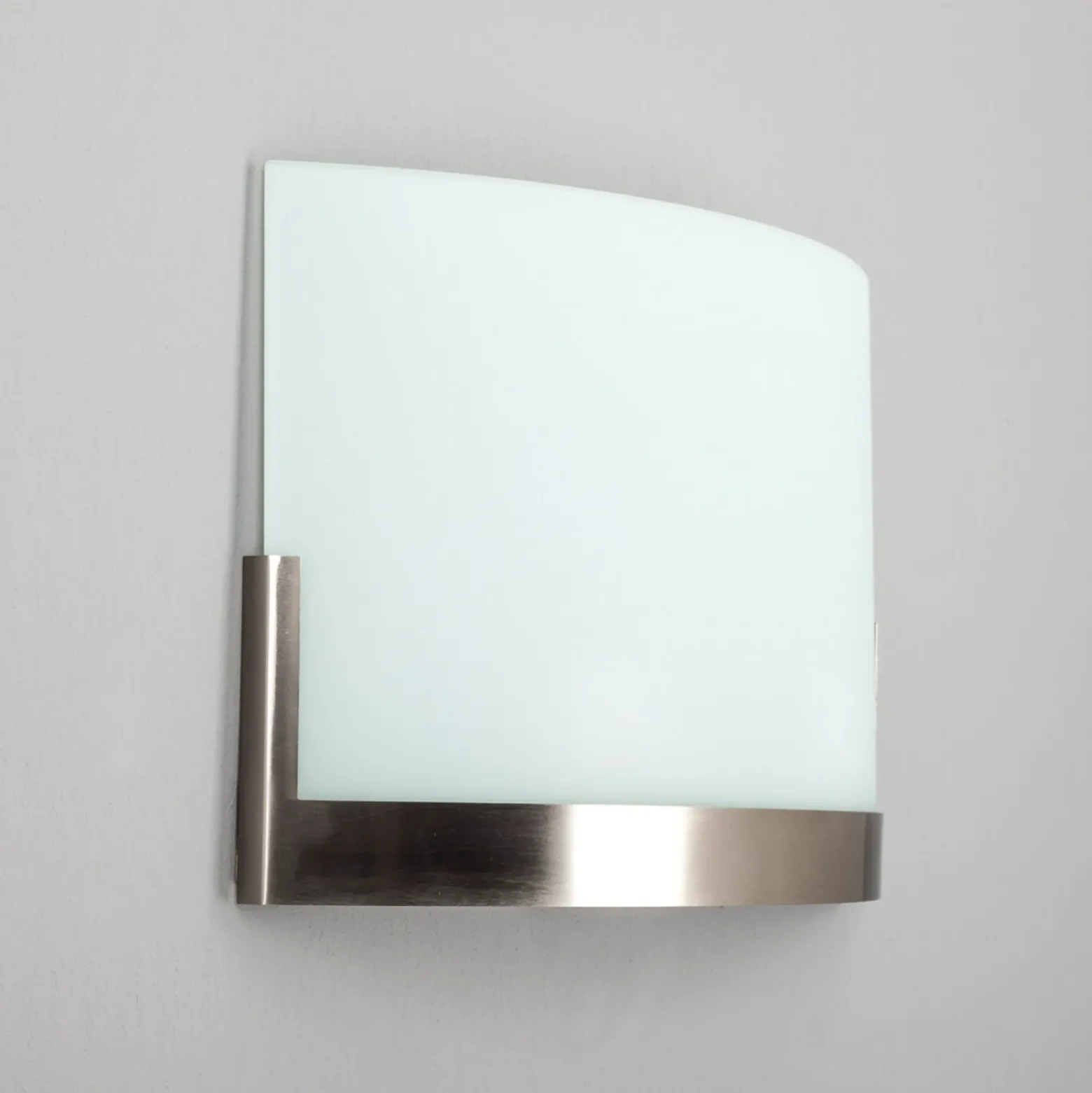 Aplique de pared Lindby Karla, 35 cm, blanco/níquel, cristal, E27