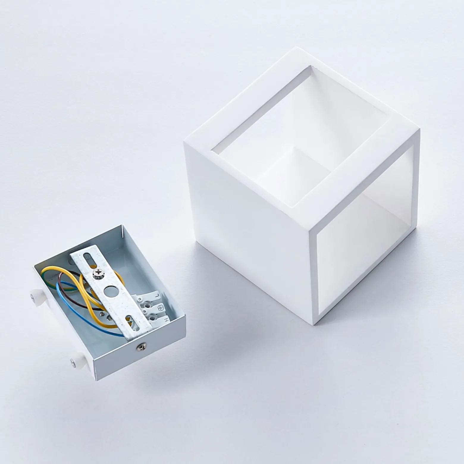 Aplique de pared Lindby Kay, blanco, escayola, 11,5 x 11,5 cm