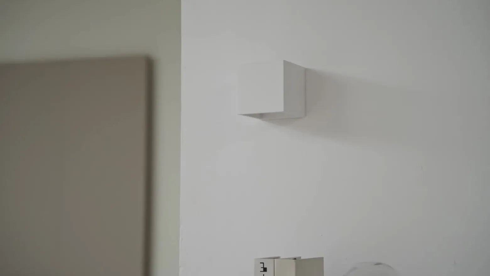 Aplique de pared Lindby Kay, blanco, escayola, 11,5 x 11,5 cm