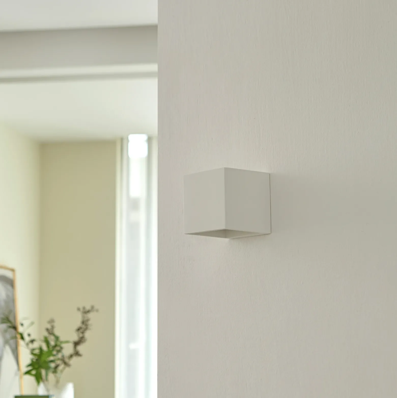 Aplique de pared Lindby Kay, blanco, escayola, 11,5 x 11,5 cm