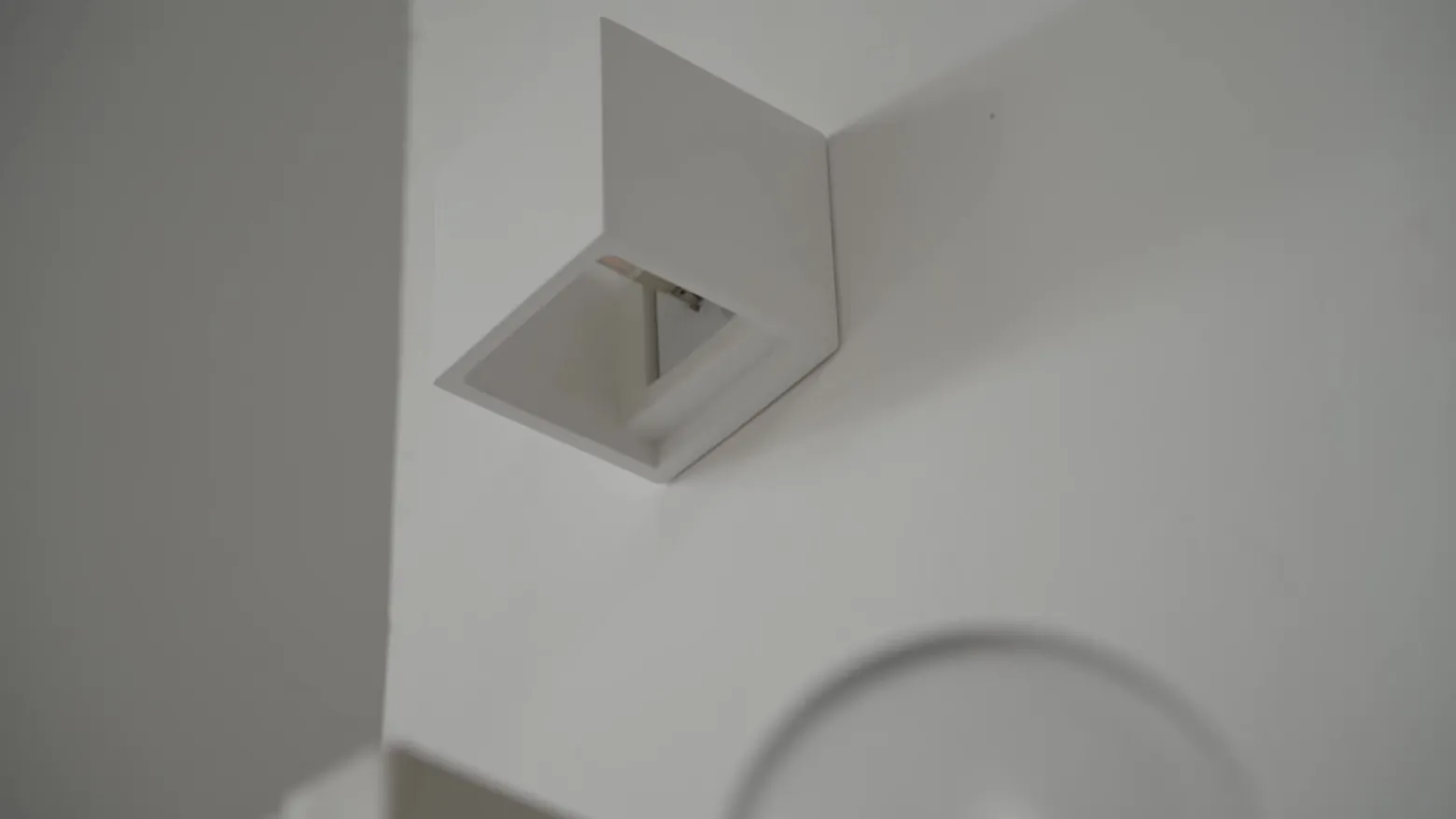 Aplique de pared Lindby Kay, blanco, escayola, 11,5 x 11,5 cm