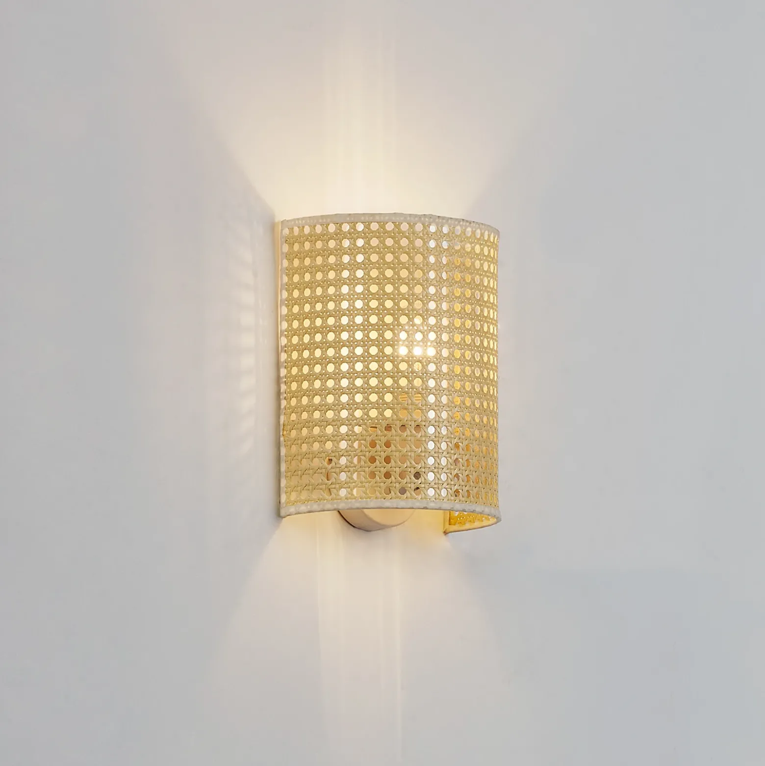 Aplique de pared Lindby Lautaro, bambú, 25 cm de altura, E27