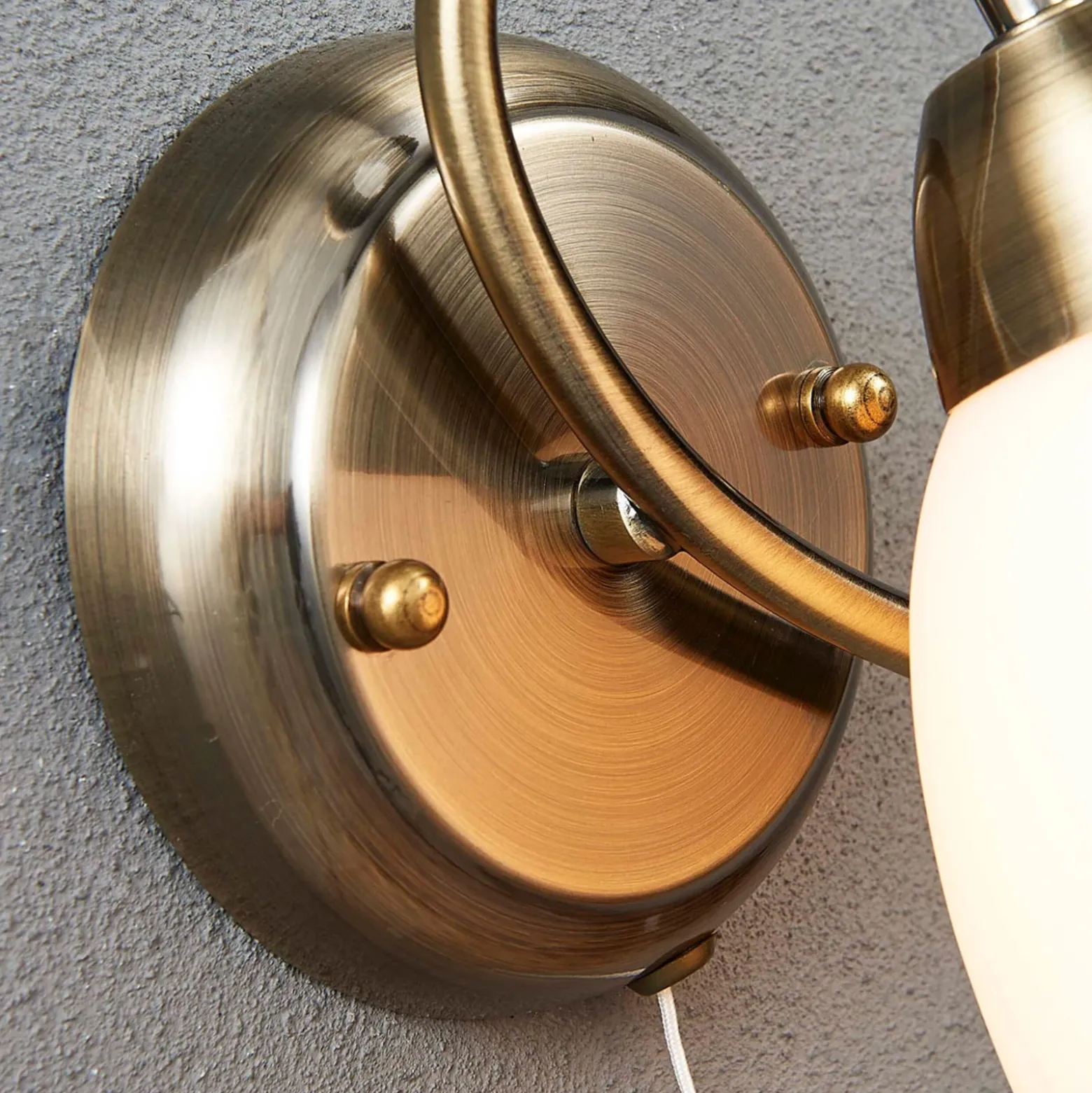 Aplique de pared Lindby Mael, altura 20 cm, latón envejecido, interruptor