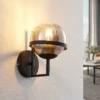Aplique de pared Lindby Marinka, altura 20 cm, negro, cristal ahumado