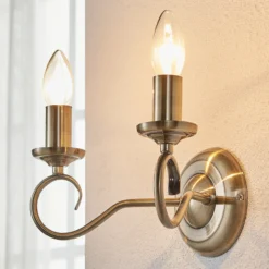 Aplique de pared Lindby Marnia, latón envejecido, 2 luces, 27 cm, E14