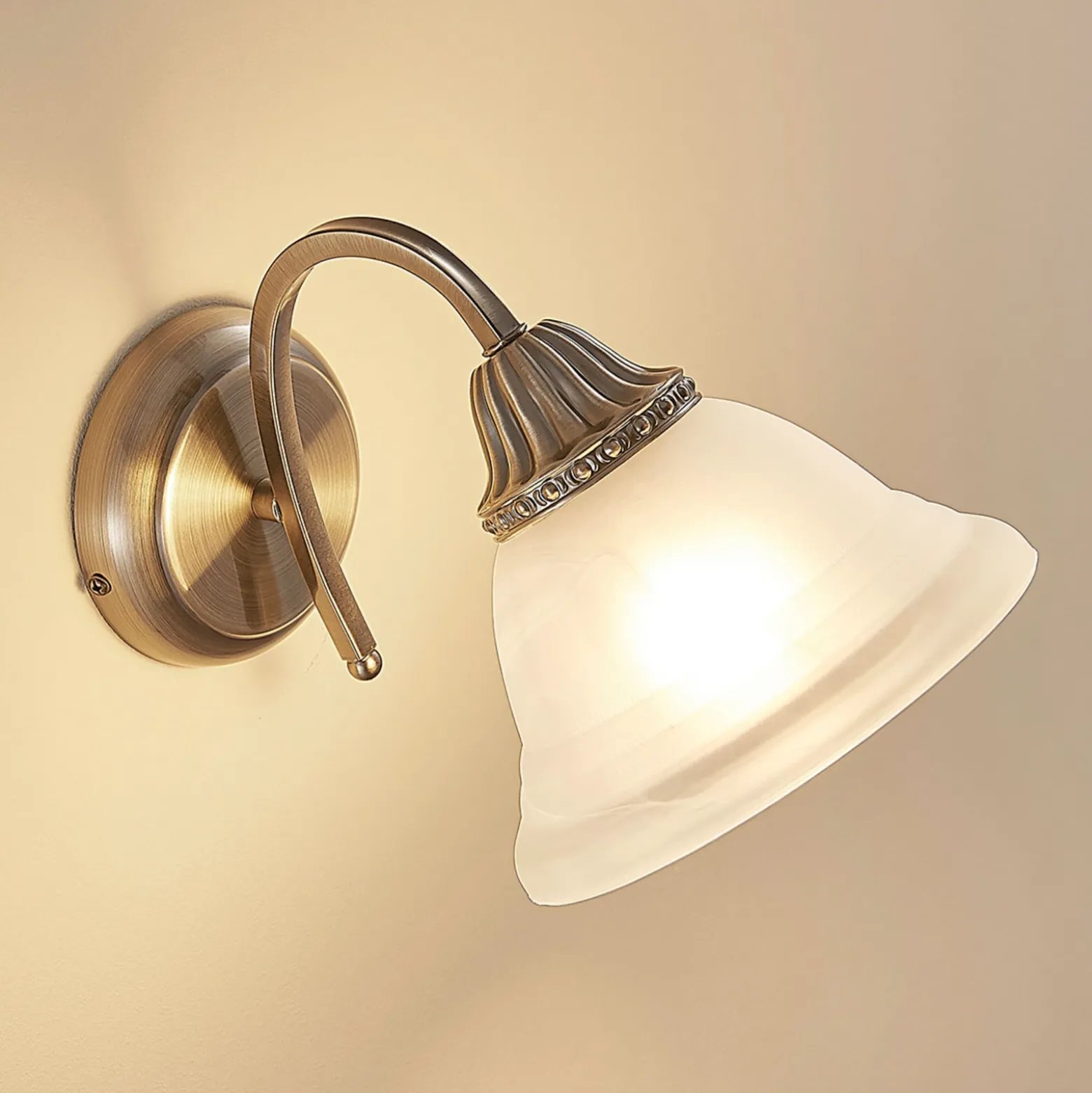 Aplique de pared Lindby Mialina, 20 cm, latón antiguo, metal, cristal