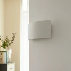 Aplique de pared Lindby Naike, blanco, escayola, altura 15 cm