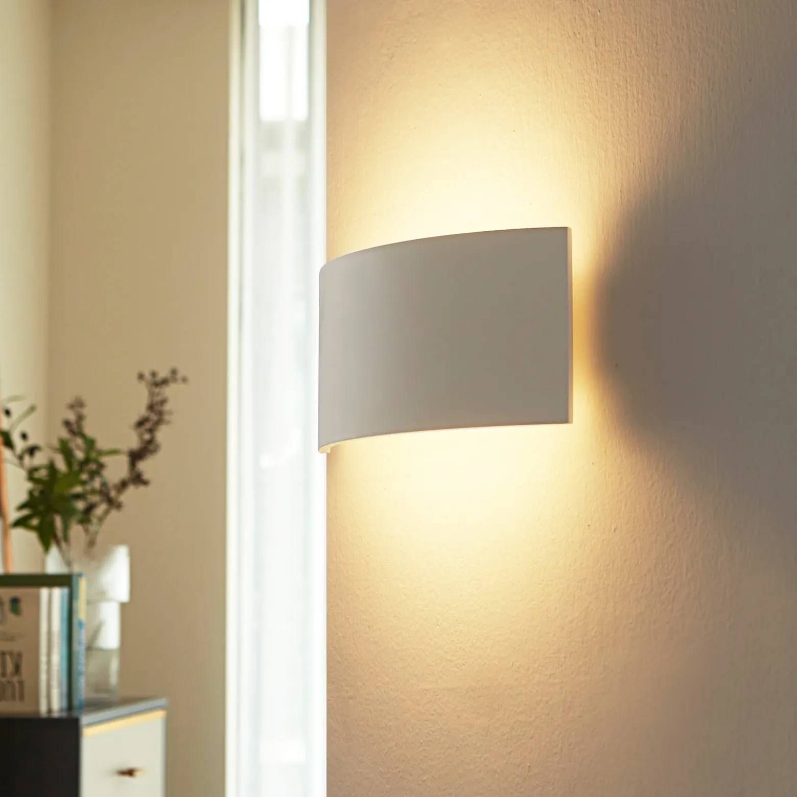 Aplique de pared Lindby Naike, blanco, escayola, altura 15 cm