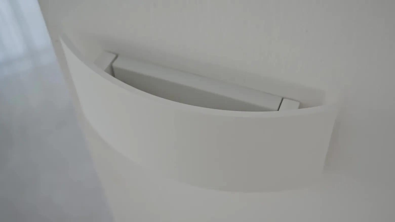 Aplique de pared Lindby Naike, blanco, escayola, altura 15 cm
