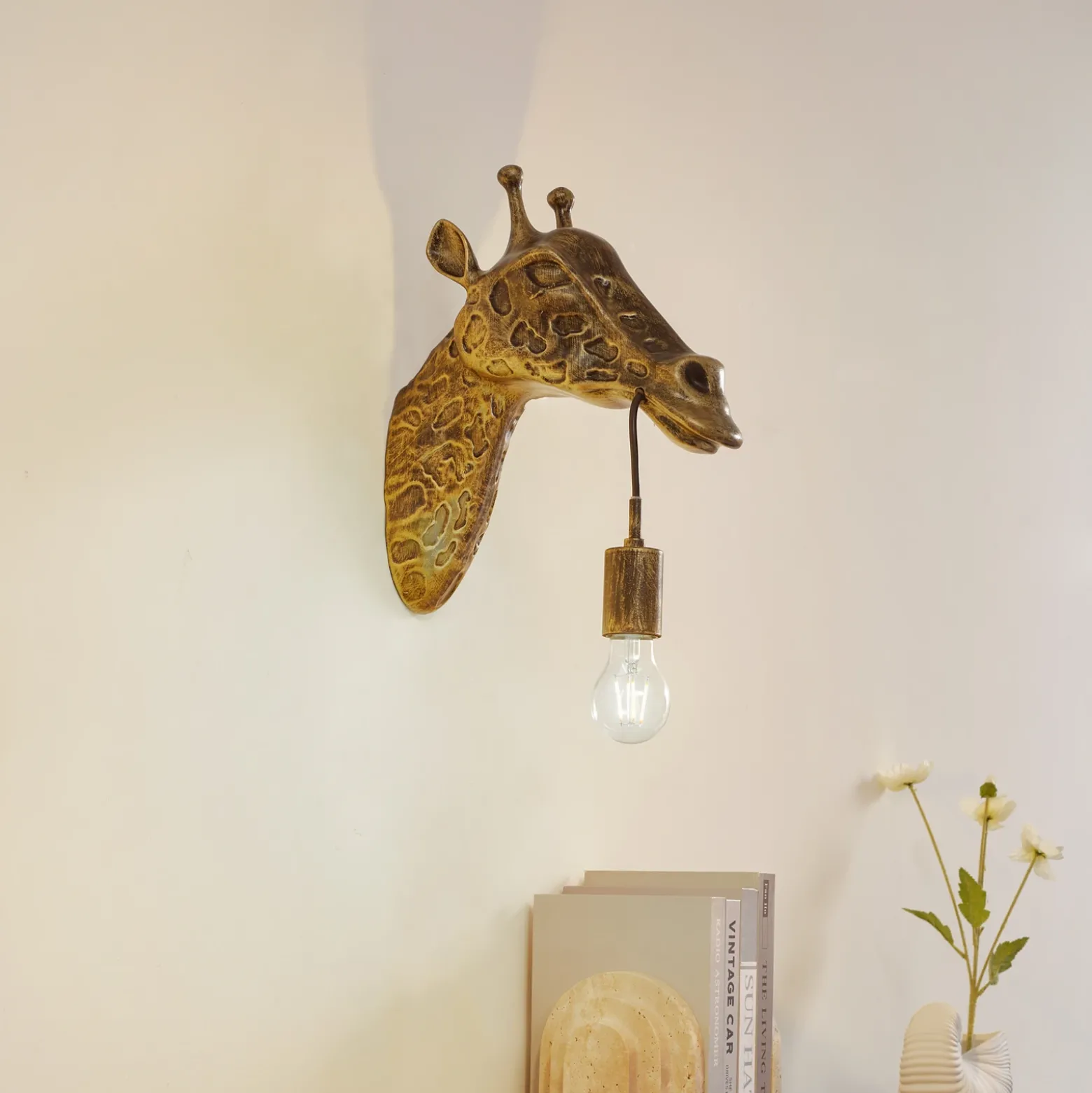 Aplique de pared Lindby Nirvathia, 35 cm, jirafa, color latón