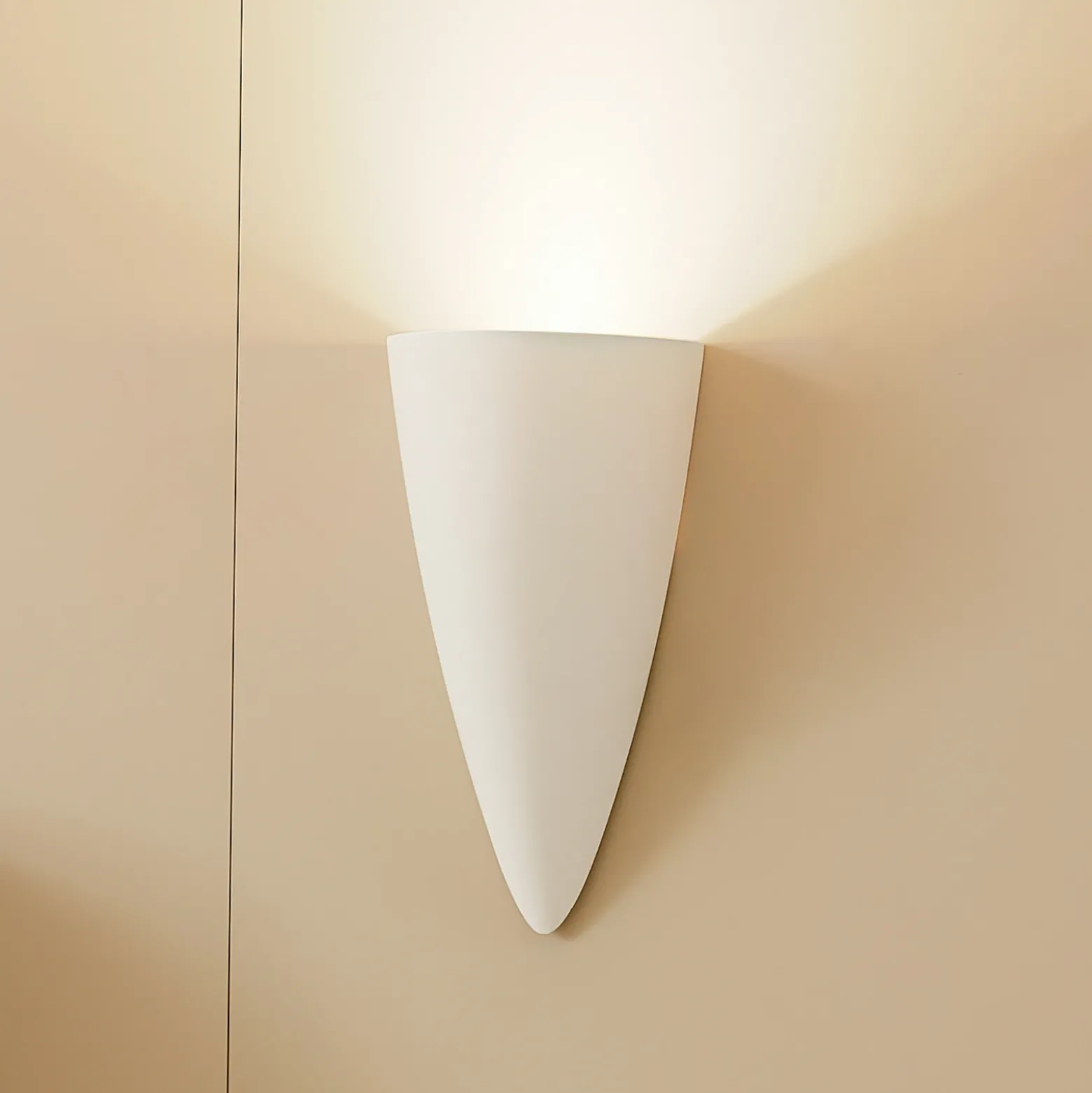 Aplique de pared Lindby Pascali, altura 42 cm, blanco, escayola