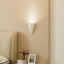 Aplique de pared Lindby Pascali, altura 42 cm, blanco, escayola