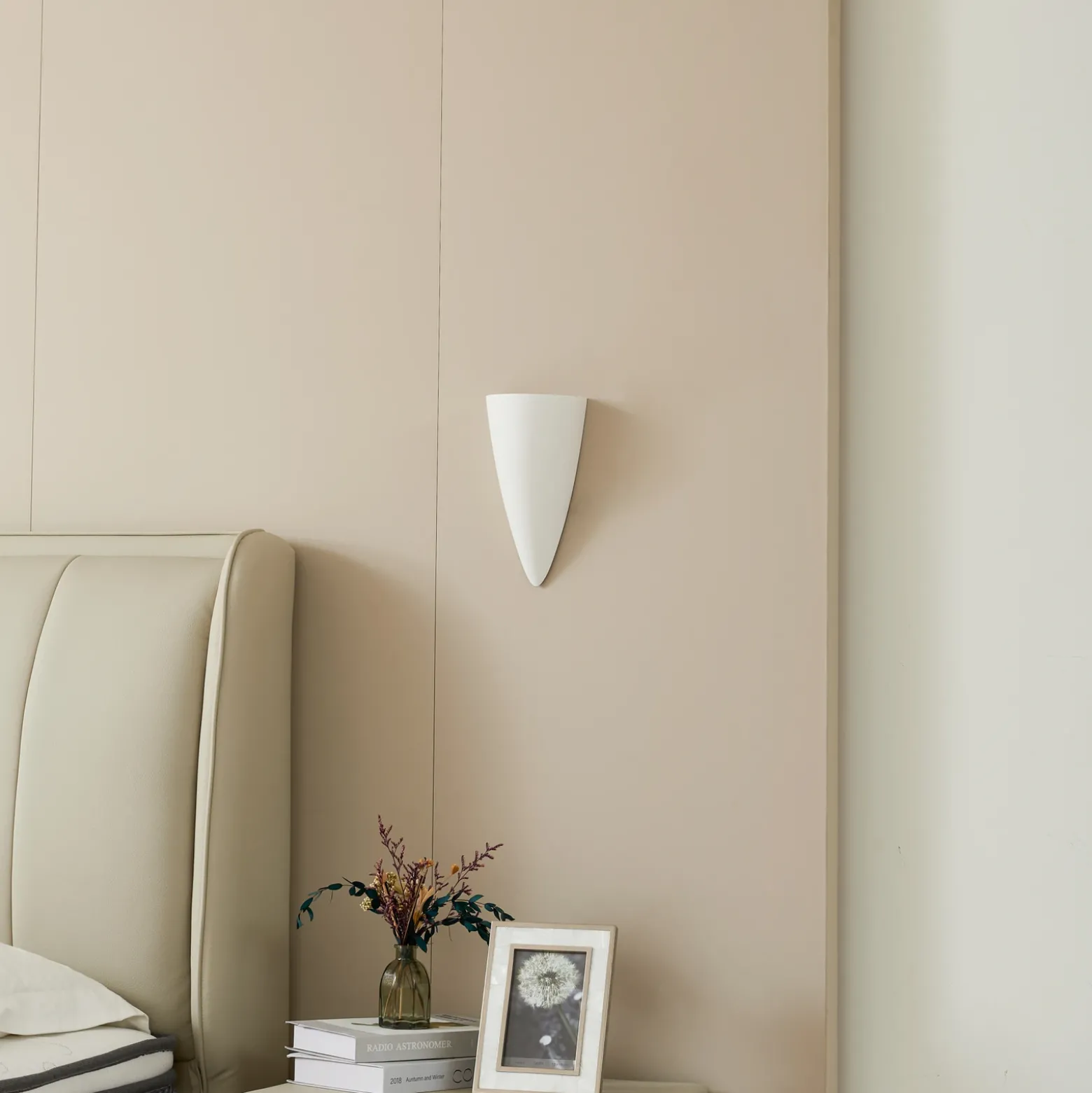 Aplique de pared Lindby Pascali, altura 42 cm, blanco, escayola