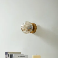 Aplique de pared Lindby Piatra, ámbar/latón, cristal, Ø 16 cm, G9