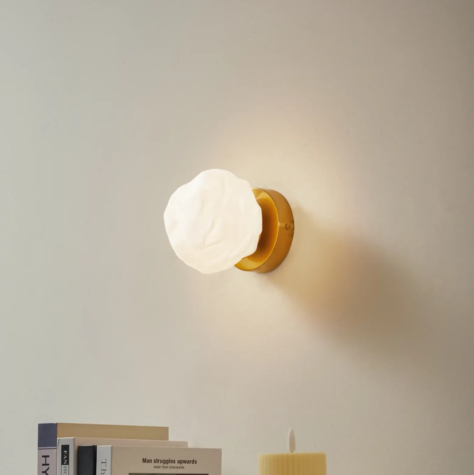 Aplique de pared Lindby Piatra, opal/latón, cristal, Ø 16 cm, G9