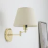 Aplique de pared Lindby Pola, 30 cm, latón, extensible, tela