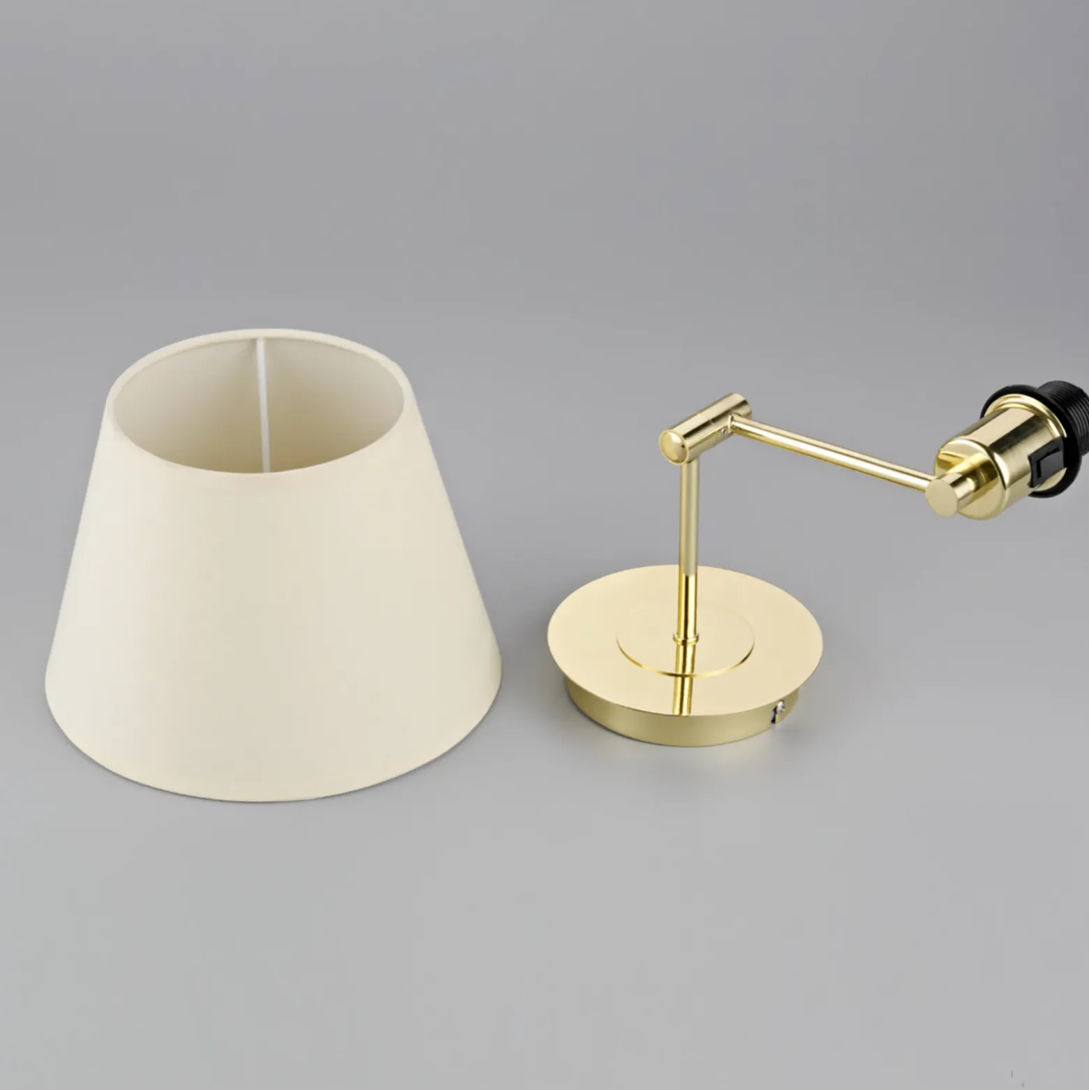 Aplique de pared Lindby Pola, 30 cm, latón, extensible, tela