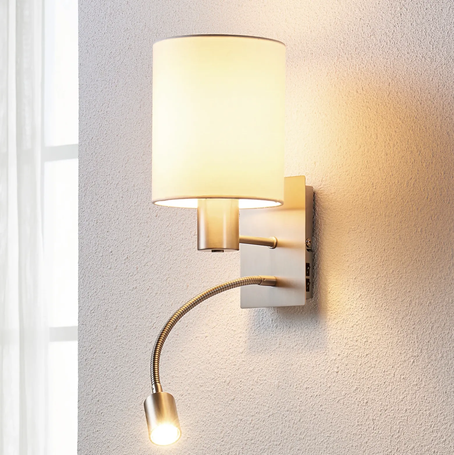 Aplique de pared Lindby Shajan, 29 cm, textil, E27, brazo de lectura LED
